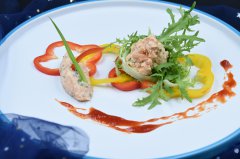 吃西餐时正确的刀叉拿法是怎么样的？