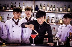 调酒好学吗？学这份技能需要多少钱？