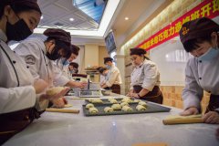 学烘焙是去学校比较好还是店里？