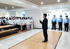成长之路牢记箴言安全之花绽放校园 ——哈尔滨欧米奇法治安全讲座成功举行